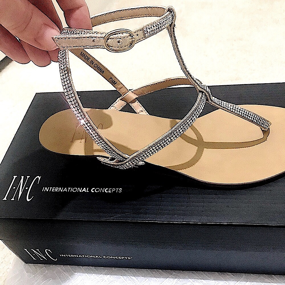 🆕🔥INC(MADGEF STYLE)VERY CHIC&ELEGANT SILVER SMALL HEEL SANDALS SEXY STRAP UP!
